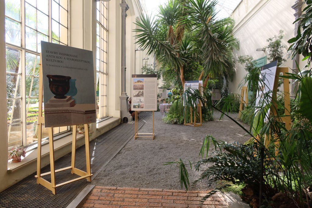 Instalace výstavy v Palmovém skleníku Květné zahrady v Kroměříži