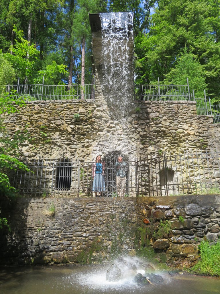 Jeskyně s vodopádem v zámeckém areálu Betliar (Slovensko), květen 2025