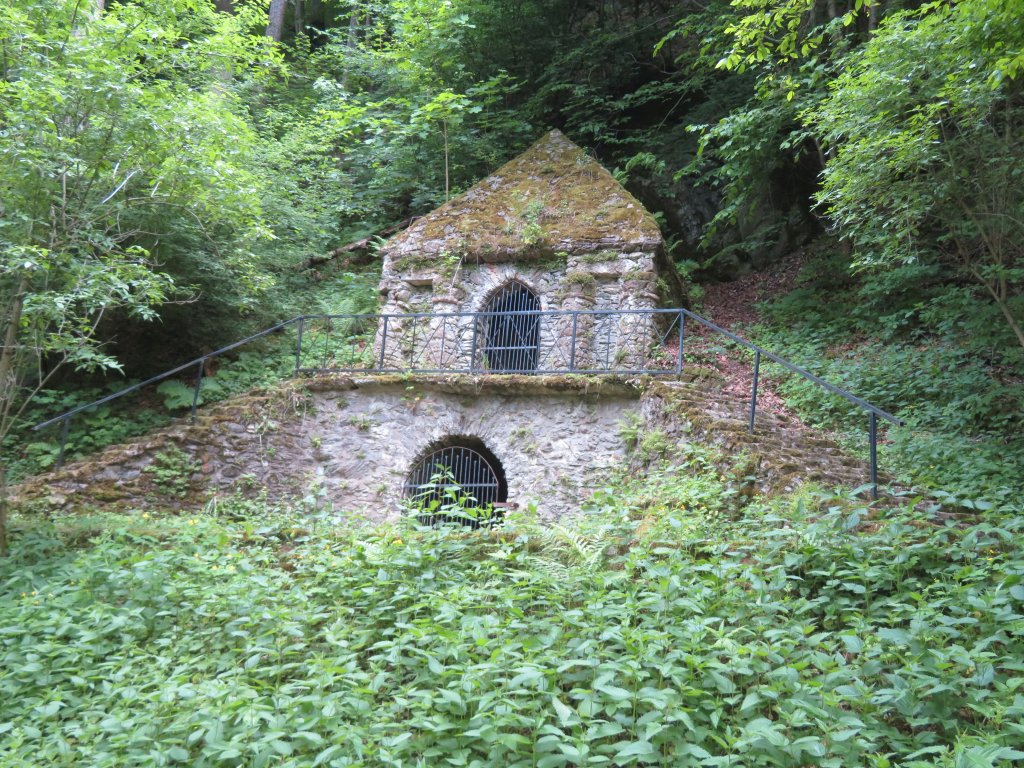 Lednice v podobě egyptské hrobky na území obce Vlachovo (Slovensko), květen 2025